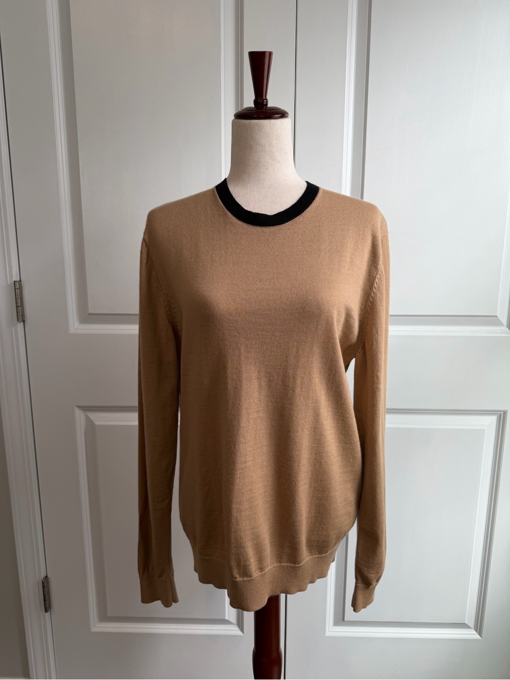 COS Men’s 100% Wool Camel Black Contrast Crewneck Sweater Size Medium